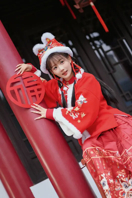 [YITUYU艺图语]2025.01.31 红韵倩影 · 新年少女写真 甜心小鹿 - 艺图语